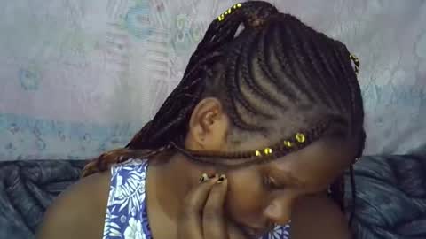 Snapshot of momsdoll chatting on April 2026 07:13:02 AM momsdoll online show from April 2026 07:13:02 AM