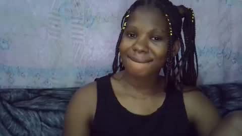 Snapshot of momsdoll chatting on April 2026 05:23:01 AM momsdoll online show from April 2026 05:23:01 AM