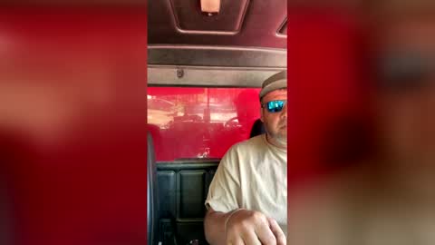 Snapshot of momsloveing chatting on April 2026 02:55:02 PM justTHEit online show from April 2026 02:55:02 PM