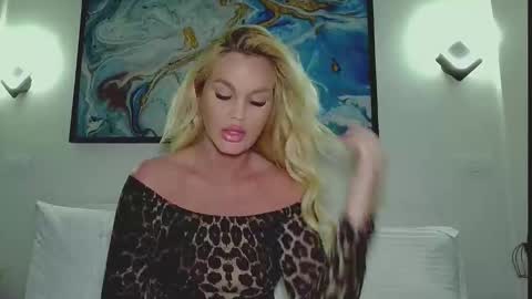 Snapshot of moni_ chatting on April 2026 03:29:02 AM Monica online show from April 2026 03:29:02 AM