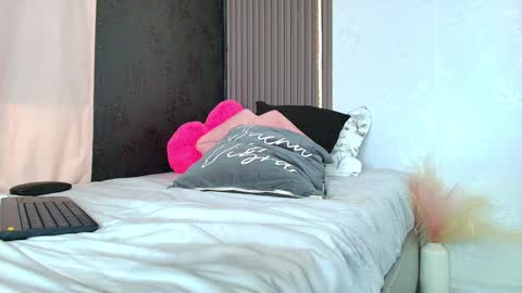 Snapshot of monicaflower chatting on February 2025 01:22:01 PM Kiim online show from February 2025 01:22:01 PM