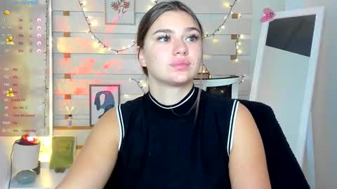 Monika online show from October 2025 01:44:01 PM