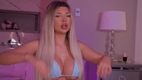 Snapshot of monique_celeste chatting on September 2025 03:33:02 AM Moni online show from September 2025 03:33:02 AM