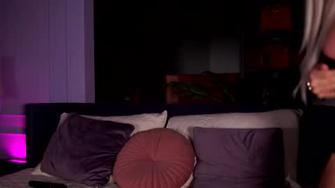 Snapshot of monique_celeste chatting on December 2025 04:32:01 AM Moni online show from December 2025 04:32:01 AM