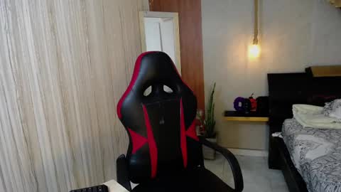 moon_and_fire_ online show from November 2025 02:48:02 PM