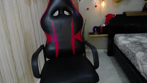 moon_and_fire_ online show from November 2025 03:22:01 PM