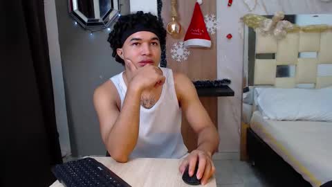 moon_and_fire_ online show from December 2025 04:50:01 AM