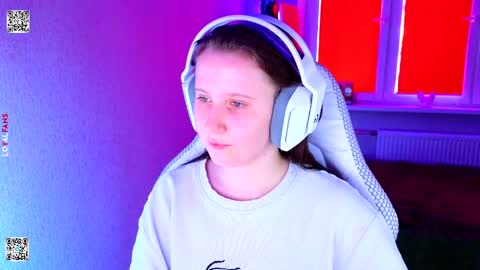 Snapshot of moon_avengers chatting on April 2026 11:11:01 AM Lola online show from April 2026 11:11:01 AM