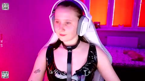 Snapshot of moon_avengers chatting on April 2026 11:43:01 AM Lola online show from April 2026 11:43:01 AM