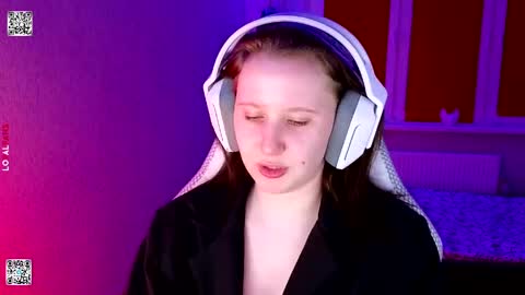 Snapshot of moon_avengers chatting on April 2026 04:35:01 PM Lola online show from April 2026 04:35:01 PM