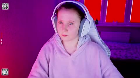 Snapshot of moon_avengers chatting on April 2026 01:24:01 PM Lola online show from April 2026 01:24:01 PM