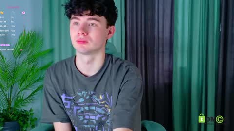 moon_gloww online show from April 2026 03:23:01 AM