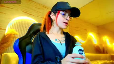 Snapshot of moon_red_r chatting on May 2026 12:33:01 PM Moon online show from May 2026 12:33:01 PM