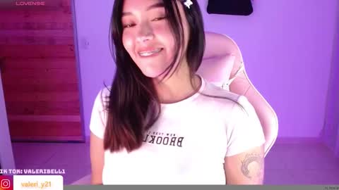 Snapshot of moonbella_bell chatting on December 2025 02:49:01 AM bell online show from December 2025 02:49:01 AM