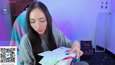 Snapshot of moonlady_ chatting on December 2024 12:19:01 AM MOON online show from December 2024 12:19:01 AM