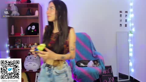 Snapshot of moonlady_ chatting on December 2024 12:18:01 AM MOON online show from December 2024 12:18:01 AM