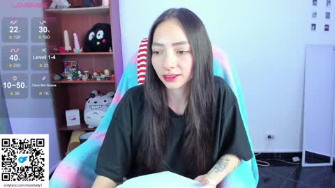 Snapshot of moonlady_ chatting on December 2024 10:52:02 PM MOON online show from December 2024 10:52:02 PM