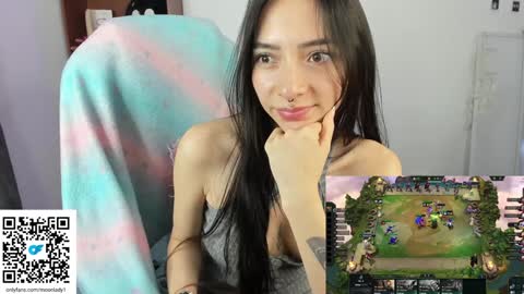 Snapshot of moonlady_ chatting on January 2025 02:22:01 AM MOON online show from January 2025 02:22:01 AM