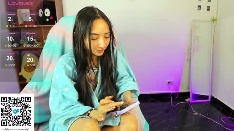 Snapshot of moonlady_ chatting on January 2025 06:33:01 AM MOON online show from January 2025 06:33:01 AM