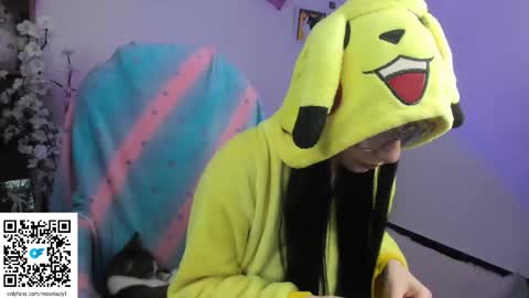 Snapshot of moonlady_ chatting on September 2025 12:10:01 AM MOON online show from September 2025 12:10:01 AM