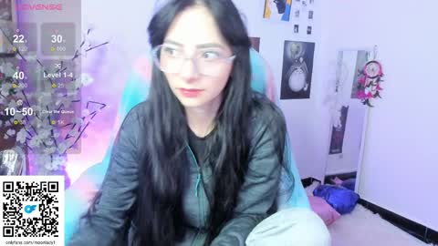Snapshot of moonlady_ chatting on November 2025 12:46:02 AM MOON online show from November 2025 12:46:02 AM