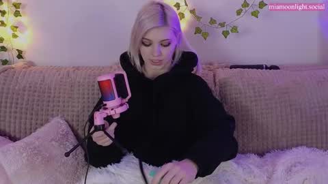 Mia   online show from February 2025 07:49:01 PM