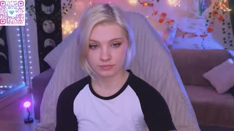 Mia   online show from November 2025 07:10:01 PM