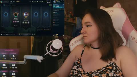 Snapshot of moonlish_siren chatting on April 2026 09:13:01 PM Katrin online show from April 2026 09:13:01 PM