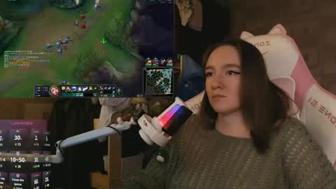 Snapshot of moonlish_siren chatting on April 2026 07:33:02 PM Katrin online show from April 2026 07:33:02 PM