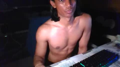 Snapshot of mozeyxxx chatting on November 2025 12:20:01 AM Mozey online show from November 2025 12:20:01 AM