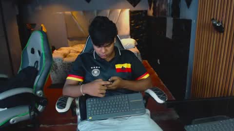 Snapshot of mr_mois chatting on June 2026 05:56:01 AM mr_mois online show from June 2026 05:56:01 AM