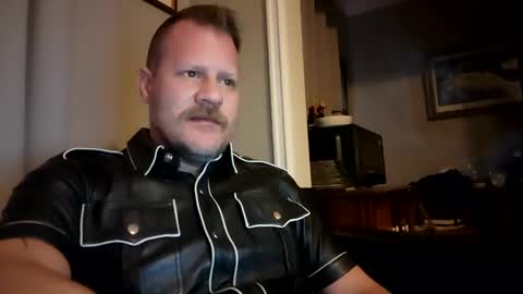 Snapshot of mrleather chatting on December 2024 02:40:02 PM mrleather online show from December 2024 02:40:02 PM