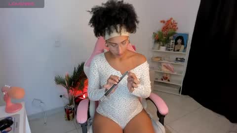 Snapshot of mulata_ch chatting on April 2026 01:00:02 AM HEY GUYS IF YOU LIKE SEXY SHOW YOU ARE IN THE CORRECT PLACE CU WENESDAY PVT OPEN TRANSMISSION TIME 5 PM - 10 PM COLOMBIA online show from April 2026 01:00:02 AM