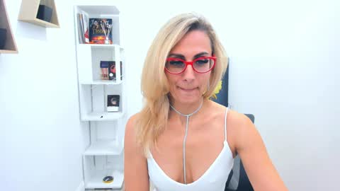 Snapshot of museofstage chatting on January 2025 03:03:01 PM Diana online show from January 2025 03:03:01 PM