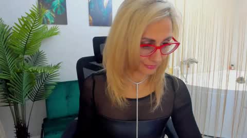 Snapshot of museofstage chatting on February 2025 06:19:02 PM Diana online show from February 2025 06:19:02 PM