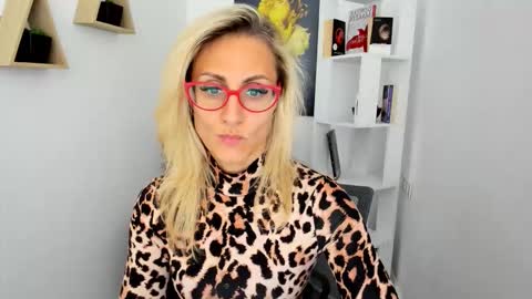 Snapshot of museofstage chatting on September 2025 11:32:02 AM Diana online show from September 2025 11:32:02 AM