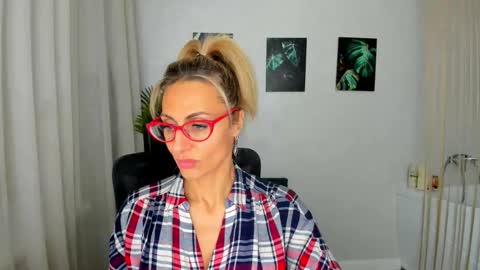 Snapshot of museofstage chatting on November 2025 12:11:01 PM Diana online show from November 2025 12:11:01 PM