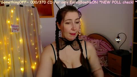 Snapshot of mystydew chatting on April 2026 12:02:01 PM MystyDew online show from April 2026 12:02:01 PM