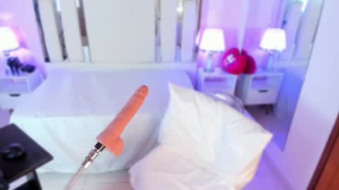 Nahomy Roberts online show from November 2025 12:06:02 PM