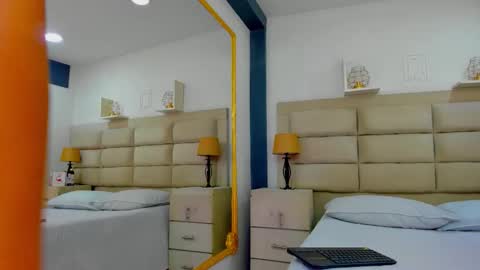 Naomi Frost online show from November 2025 01:55:01 PM