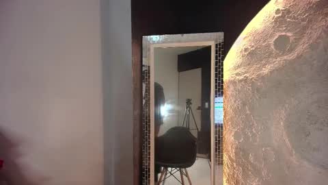 Naomi Qeents online show from November 2025 01:00:01 PM