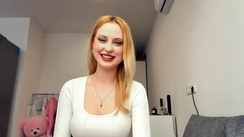 Snapshot of natishaelliston chatting on April 2026 01:50:02 PM Mia online show from April 2026 01:50:02 PM