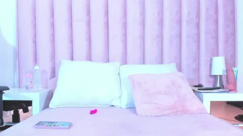 Snapshot of natural_bigass_nina chatting on April 2026 09:07:02 PM Sophia online show from April 2026 09:07:02 PM