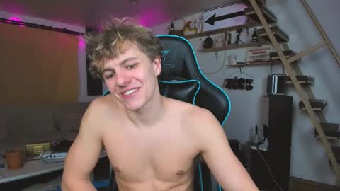 Snapshot of naughty_nik43 chatting on February 2025 04:35:01 PM Nik online show from February 2025 04:35:01 PM