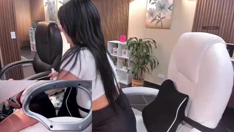         online show from November 2025 07:04:01 PM