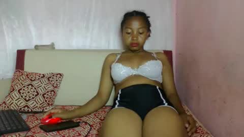 nayrah12 online show from December 2025 09:10:02 PM