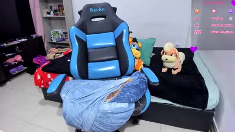 Snapshot of neeko_lol_ chatting on November 2025 02:50:01 PM Geek Nicole im Neeko UwU online show from November 2025 02:50:01 PM