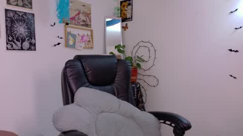 Snapshot of neurotic_witch chatting on March 2026 06:25:01 AM Mar online show from March 2026 06:25:01 AM