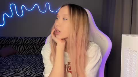 Mina online show from March 2025 03:05:01 PM