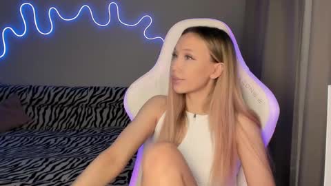 Mina online show from March 2025 03:18:01 PM